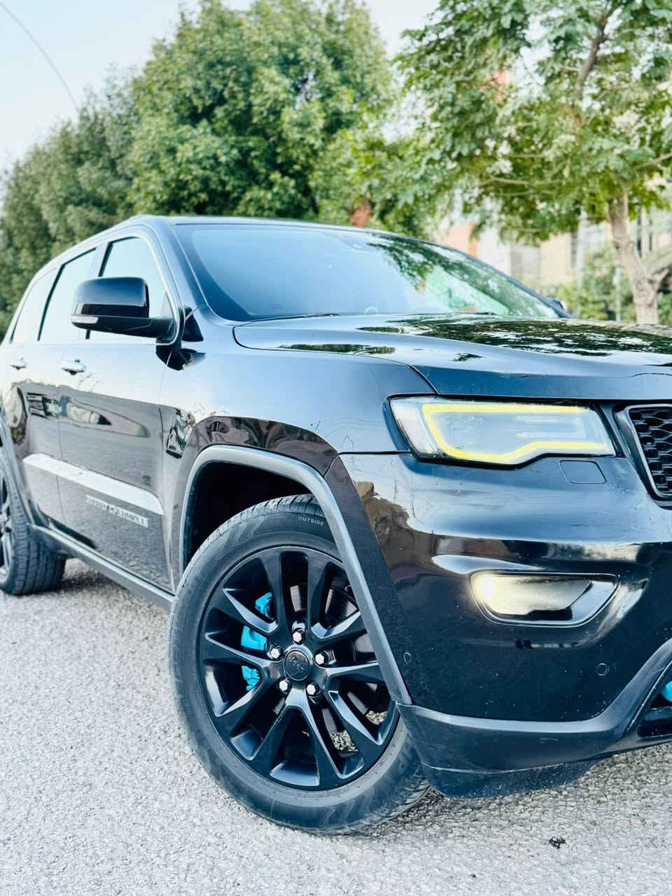 السلام عليكم اخوتي 
للبيع او مرواس 

Limited - 2017 جيب كراند شيروكي /
وارد خليجي
Jeep Grand Cherokee 2017 - Limited
المحرك : 6V / 3.6
المواصفات:
مع قرص تحكم بوضعيات الدفع الرباعي والقياد 1 *
- وضعية السبورت مع شفتات خلف الستيرن
- الغاء وتشغيل وضعية ال Eco وال Auto Stop لاطفاء المحرك عند التوقف في التقاطعات
- كشنات جلد كهربائية
- تدفئة وتبريد المقاعد الاماميه و سترين +مقاعد خلفيه تدفئه
- شاشة كبيرة
- سقف بنوراما
- حساسات
-تشغيل عن بعد
- مانع انزلاق
- مثبت سرعة
- صندوق كهربائي مع اغلاق شفط
- نضام بيركات ABS
- كل مواصفات السيارة الفول Limited
السياره خليجي مكفول بس من اخذته انشخط جاملغ عندي 
- موضح بالصوره بيها صبغ جاملغ وشبر بنيد 
سونار مرفق ويا المنشور 
: km 129  ممشى السياره 
الرقم : اربيل - بإسمي ، تحويا ، مباشر
السياره معتني بيه وجاهزه وجديده امانه الله 
السعر 222 ورقه فقط 
والماعنده يجي يركب ويروح 
مكان السياره كربلاء
***********

