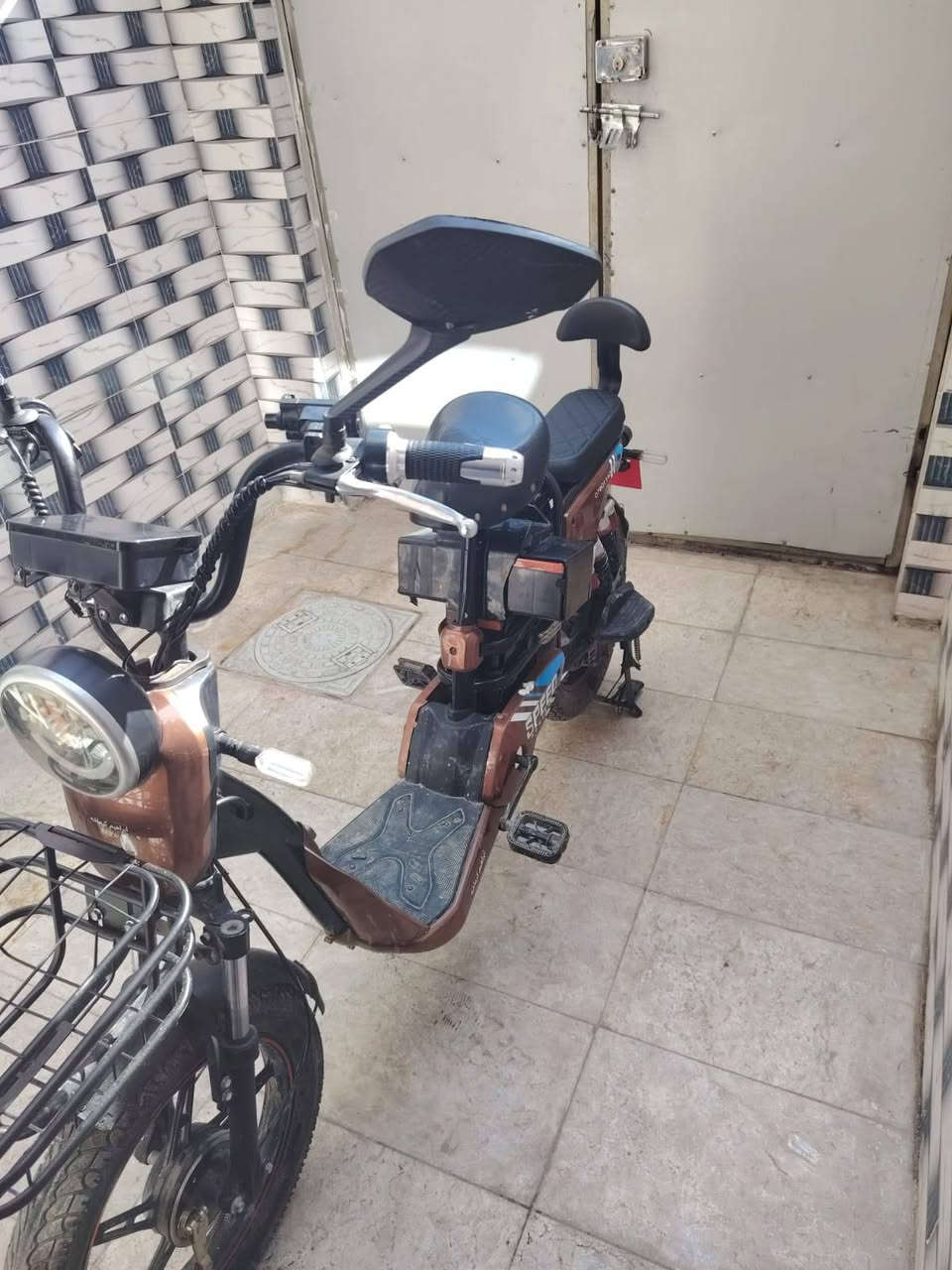 سلام عليكم دراجة لبيع 5بطاريات كلها شغالة بس ما تاخض شحن مضبوط ابيع كوم حديد سعر 350اوبها مجال لطيبين عنواني بغداد مدينة الصدر رقمي ***********
