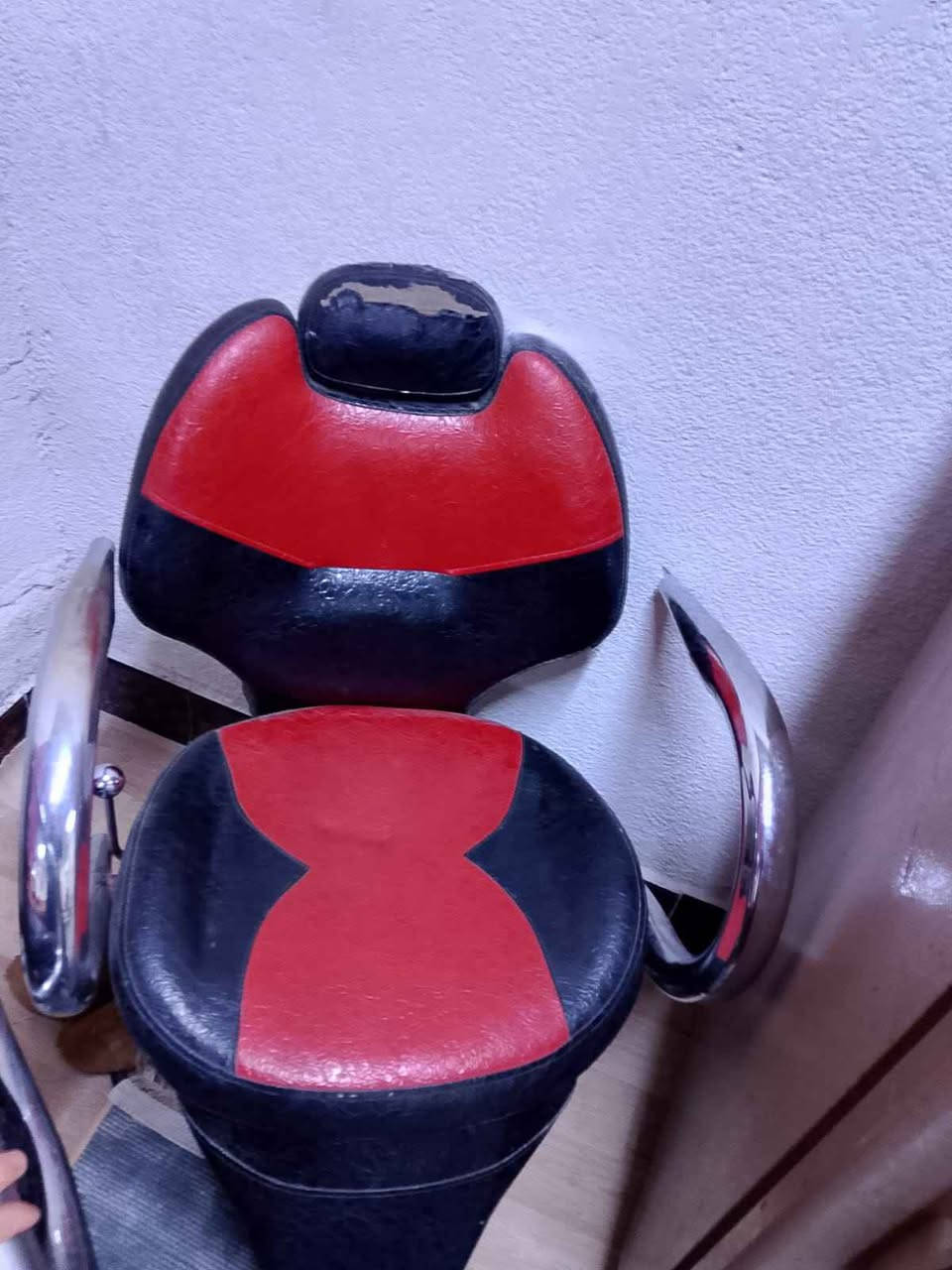كرسي حلاقة عدد 2
مرايه عدد, 2
جهاز بخار 

تواصل واتساب, *********** البصرة, العراق

