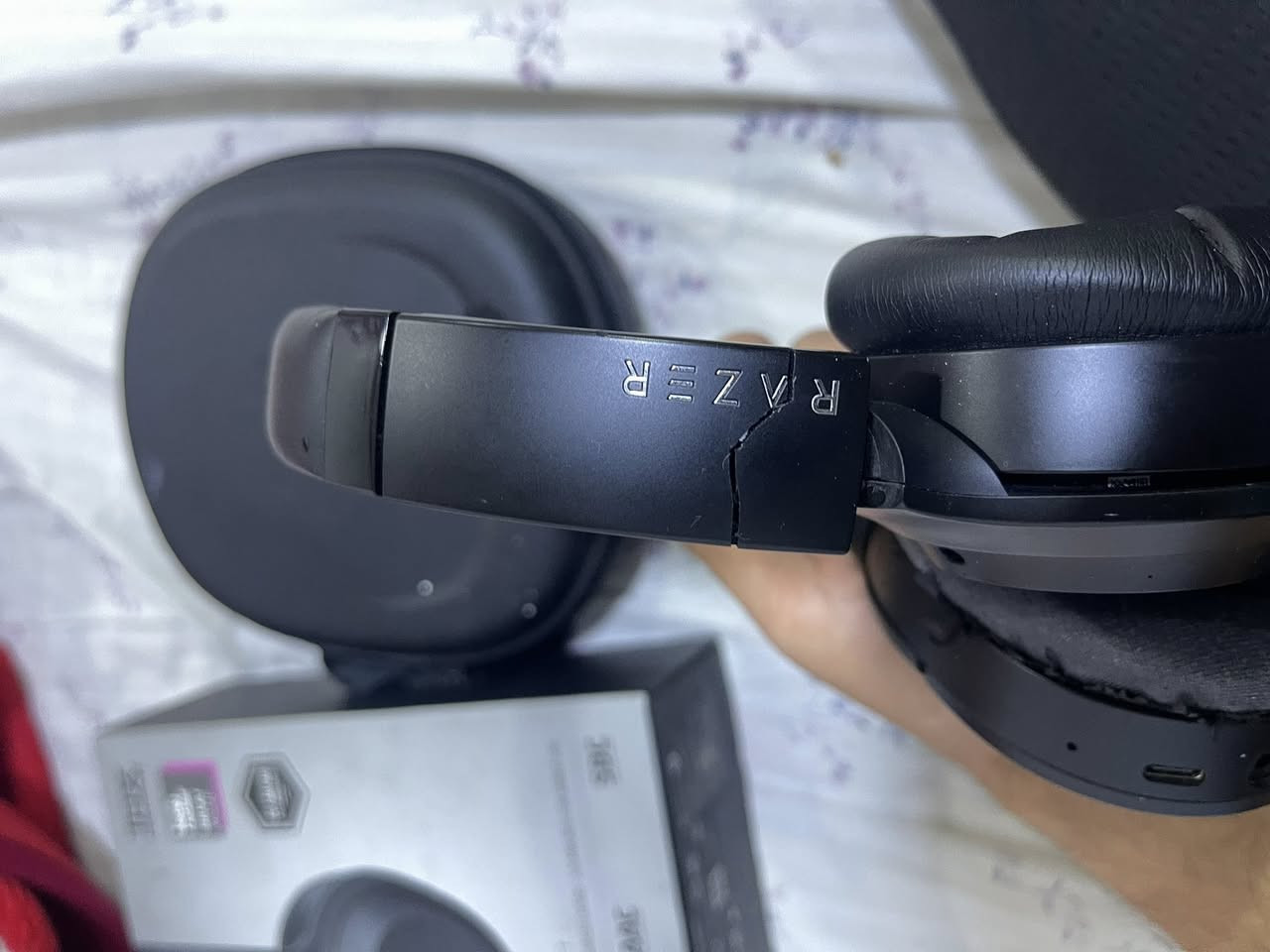 Razer Opus
للبيع ريزر اوبس بلوتوث ، الملحقات اللي موجودة بالصورة 
السماعة بنظافة زينة مابيها اي مشاكل صوت ممتاز تحكم كامل 
Anc وعزل ممتاز
السعر 35 الف ويوجود توصيل لكافة محافظات العراق 
***********
