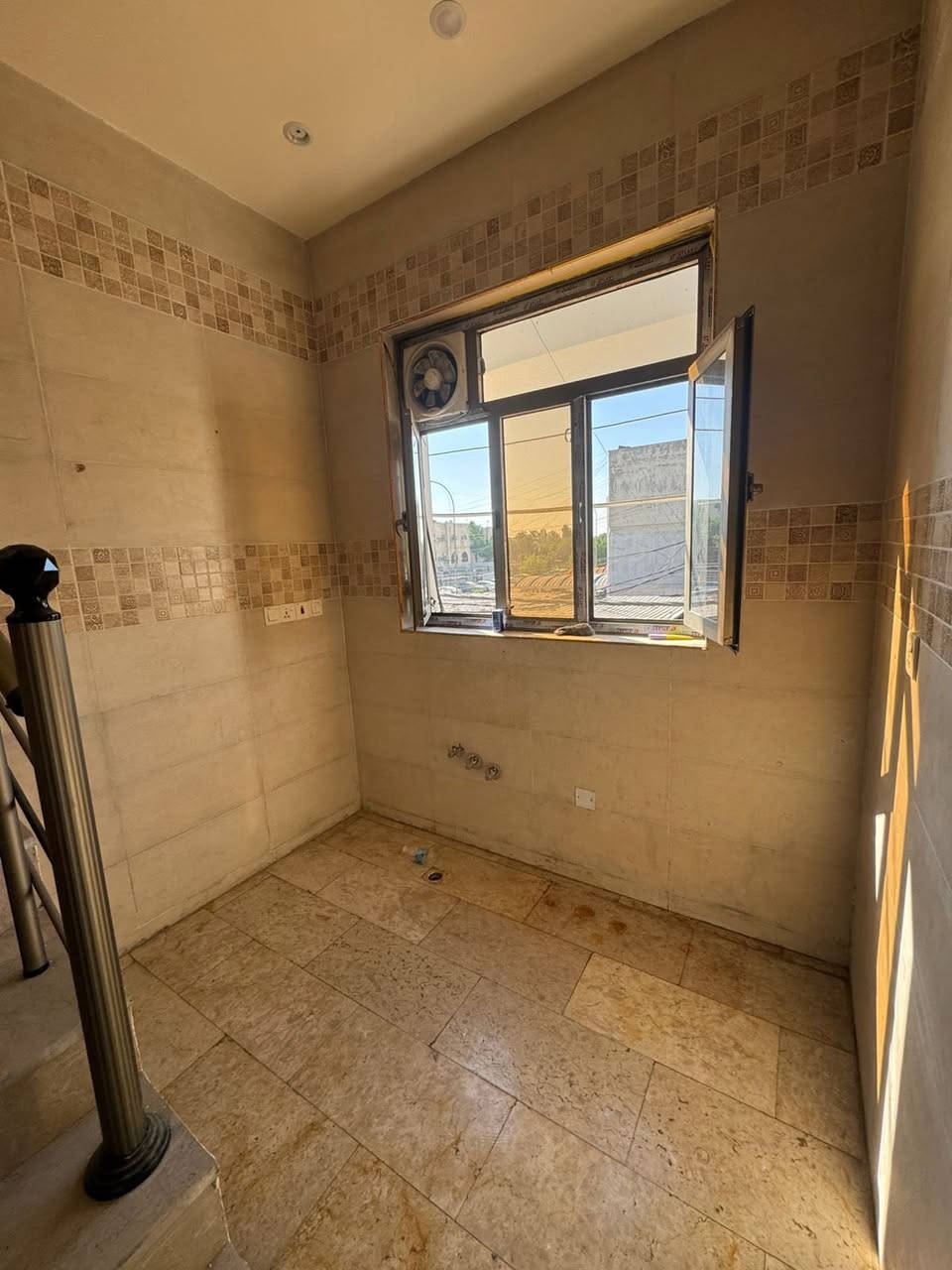 للايجار شقة تصلح عيادة او مكتب او سكن مساحة ٥٠ متر تحتوي على مطبخ مشترك و ٢ غرفة و مجموعة صحيه السعر 650،000
العنوان/ السيدية الفرع المقابل لكلية الشعب 
للاستفسار ***********
