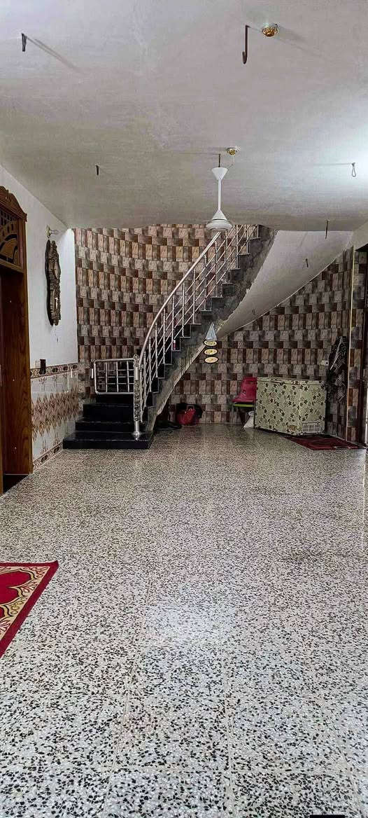 السلام عليكم بيت للبيع المساحه 400 متر طابو زراعي سند 25 يحتوي على غرفتين واستقبال ومطبخ حار وبارد وصاله صحيات داخليه وخارجيه وحديقه العنوان كربلاء طويريج  حي الجمعيه قرب كنطرة المستقبل السعر خاص للإستفسار اكثر الأتصال على الأرقام الموجوده  ***********
