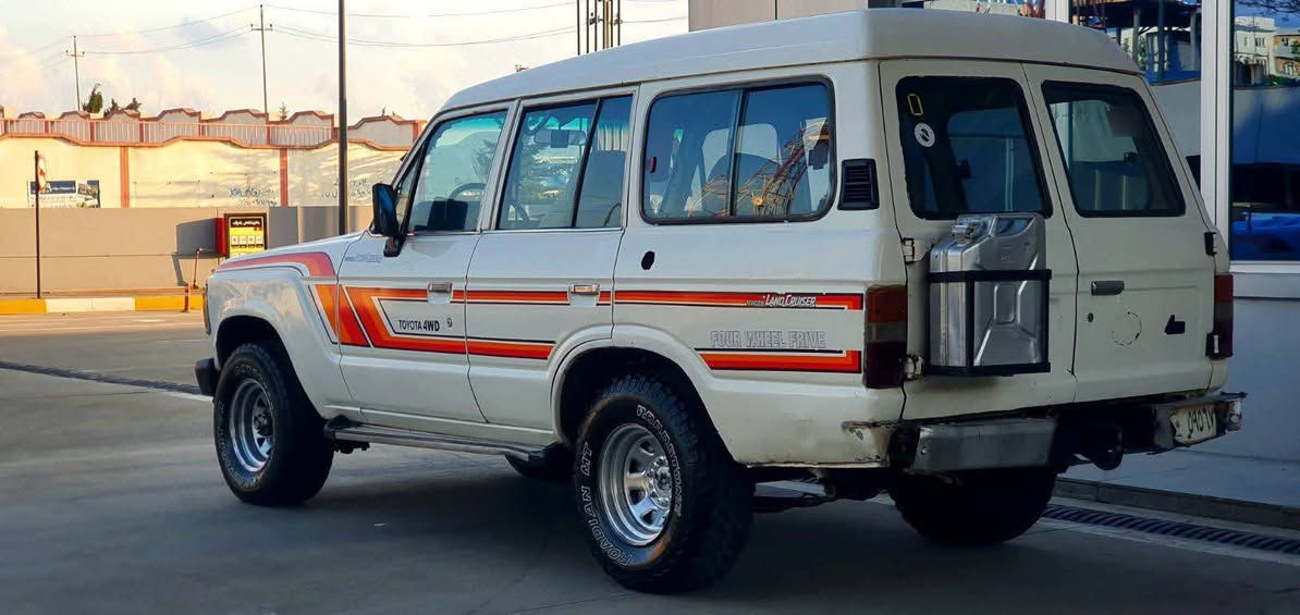 تۆیۆتا لاندکرۆزر 1985
سەقف بەرز 
مەکینە 2F ی شەش گێڕ
دیسک و پاوەر 
دەبڵ ئەکسل و قورس و 
سوکی بەشەرت هەمووی ئیش ئەکات 
کامل کوشن و گاعی و
 بەرگەدەرگای تێگیراوە ناوی ودەری تازەیە 
ناو بەتانەو شانسی و بەدەنی بێ دەعم و لێدرانە لۆک لۆکە 
چوار ویلی ناوقوڵی زۆر جوانی لەژێرایە 
تایەی جەبەلییە 
هەیکەلی سەیارەکە زۆر جوان و بەرچاوییە لە ڕەسمەکان چۆنە ڕوو بەڕووش ئاوایە


**إذا كنت صاحب هذا الإعلان وتريد حذفه لأي سبب، رجاءا أرسل رسالة إلى الدعم الفني**