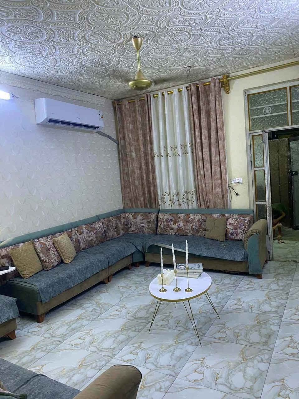 السلام عليكم بيت مساحته 45 الشعب قرب حسينيه المصطفى مقابيلها ثالث بيت عن شارع العام واجهه 4امتار وربع ونزال 11 مسلح طابقين يتكون من كراج وستقبال وحولي هوه مطبخ وحمام وطابق ثاني منور وغرفة نوم وحولي وحمام وطابق الثالث بيتونه وسطح بناء حلو ونضيف سعره 125 مليون ***********
