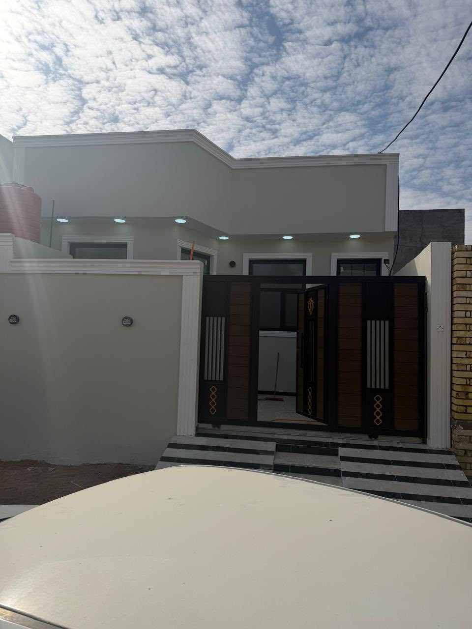 السلام عليكم يوجد لدنه دار البيع مساحه ١٦٠ متر طابو زراعي عراقي يحتوي على غرفتين وصاله ومطبخ وستقبال حمامات ٣ بناء حديث درجه اولى كافت الخدمات ماي كهرباء تبليط اناره يبعد عن السايدين ٣٠٠   نسخه من الطابو وكاله بسم المشتري البهادريه منطقة اللكطه الستفسار ‭٠٧٧٤ ١٣٤ ٤٨٥٢
