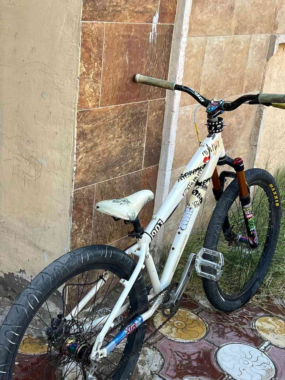 السلام عليكم بايك للبيع مزود بريك دهن  شيمانو mt200 تايرات ماكسزز وياله رياضي بطيخات سبع الوان هانسس فلنجه 7الوان ركبه 7الوان دبل غاز ستيرن ستعراضي بيع فقط ب300قفل مكاني بغداد حي الاعلام شراي يجي خاص رقمي ***********
