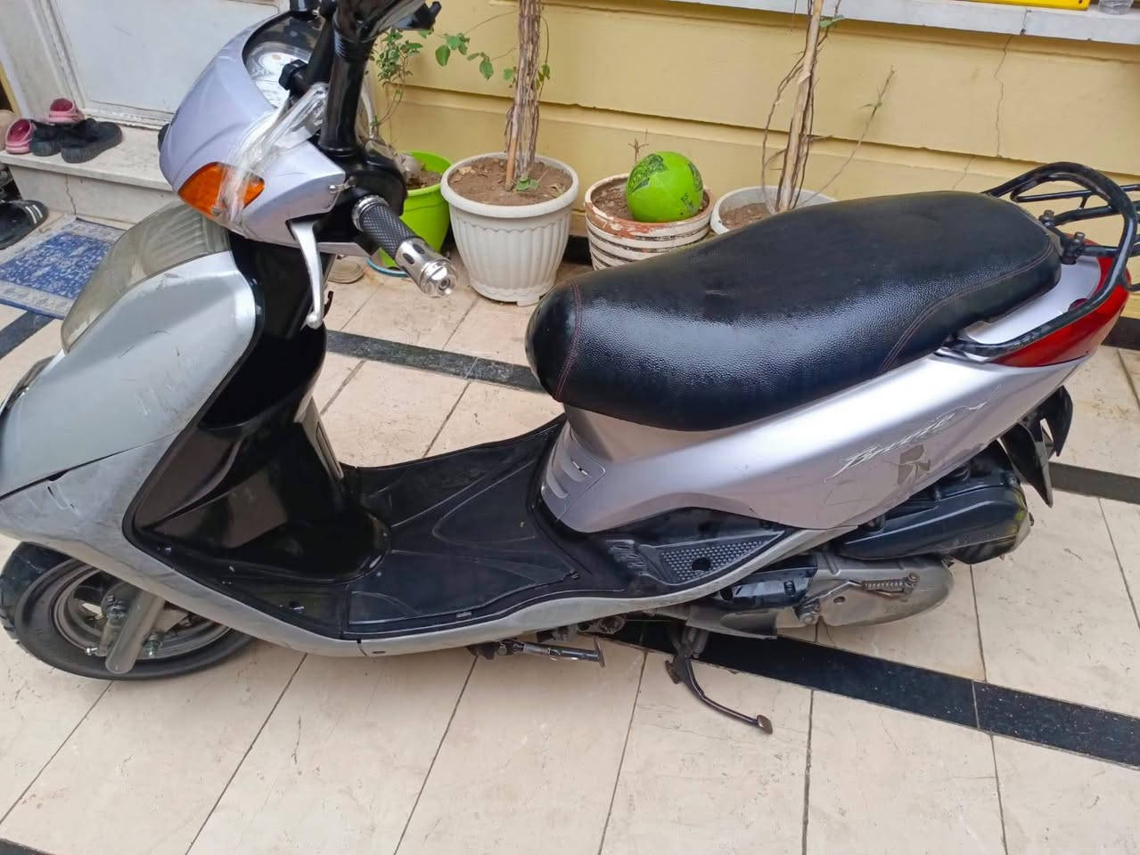 السلام عليكم دراجه بريز نوزل جديده مكفوله من ناحيت المحرك والكهربايات تايرات جدد ماناقصه اي شي الدراجه مرقمه بغداد انكليزي يعني تحويل ثاني يوم السعر ١٦ ورقه بيه مجال قليل عنوان بغداد شارع المغرب هاتف ***********
