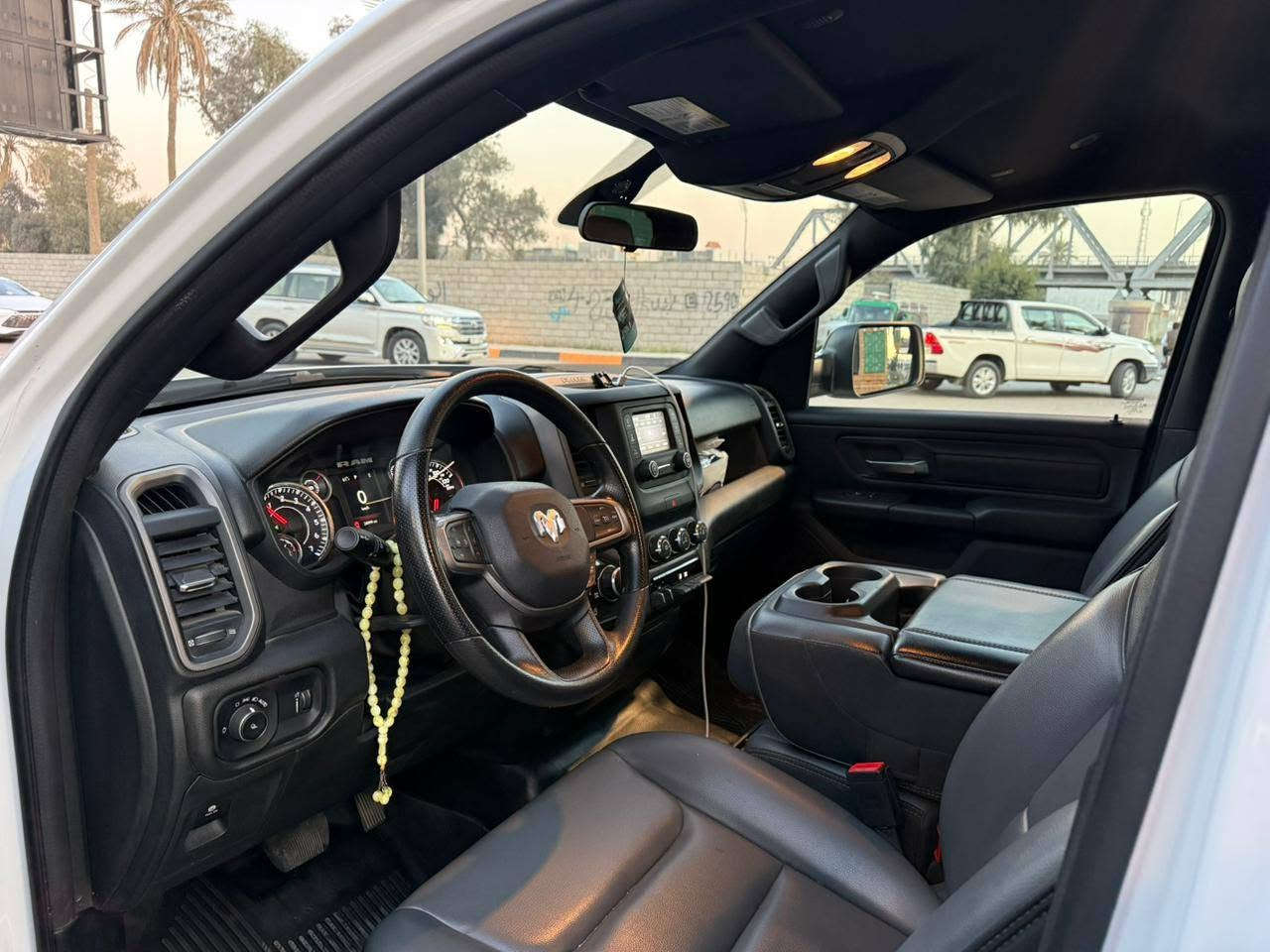 ‼️..سعر مناسب🔥💸..‼️..بيع مستعجل..‼️
السلام عليكم 
رام 2023 وارد امريكي
رقم ديالى الدولي الجديد (مميز🔥) بأسمي
المحرك: 6 سلندر 3600
باب قصير...بدي طويل 
المواصفات: Tradesman🫀🔥
* شاشة صغيرة 
*مقاعد جلد 
*قطعتين تبريد 
*6 راكب 
* فورويل 
*كامرة خلفيه
Auto stop*
*سايد بريك كهربائي
*نظام السحب 
* نظام ال e-torque الكهرباء مساعد بتقليل صرف
* وباقي مواصفات الرام المعروفة 

الصبغ: جاملغ وبنيد فقط
الموقع: ديالى بعقوبة
للاستفسار: ***********
