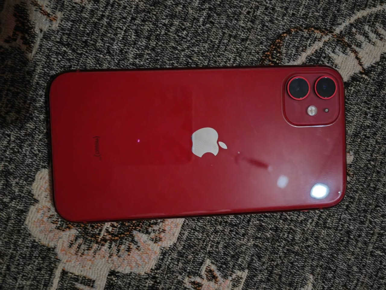 ايفون ١١عادي 
لون مميز احمر شخط ما بي 
ذاكره  ٦٤
ما مفتوح وتر ضد المي 
مكاني ديالى الخالص 
***********
