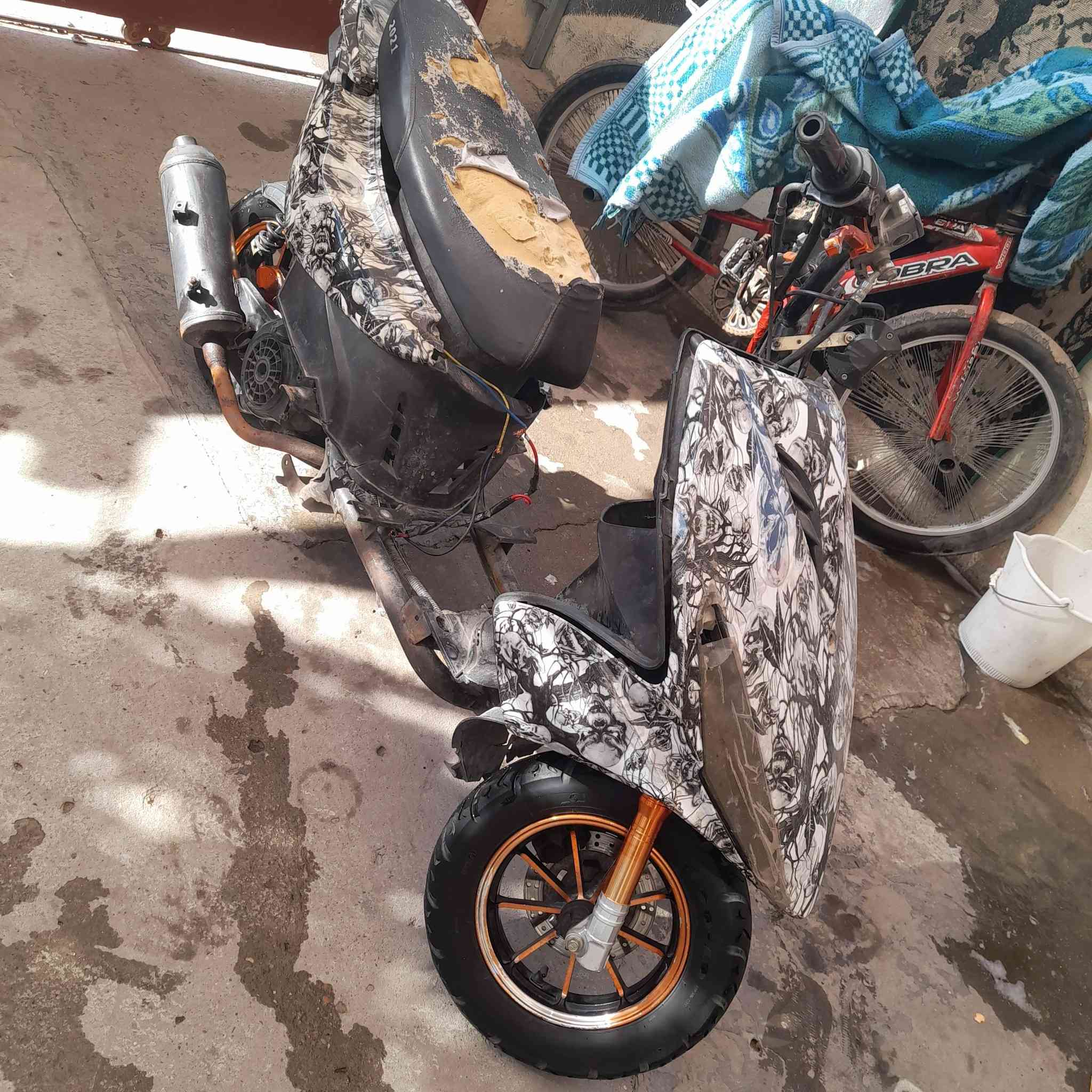 دراجه للبيع ابيع كوم حديد خربطت عندي وطفت وما اعرفلها 
وما اعرف شبيها عارضها 175 وبيها مجال للستفسار 
*********** مكاني فلكت سلمان باك
