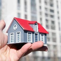 يوجد عقار مساحه ٨٣ متر ركن واجهة ٨.٣٠ نزال ١٠ يحتوي عله الطابق الاول  ...