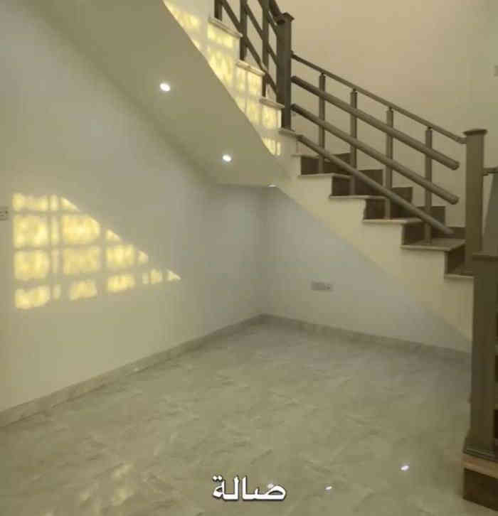 #للايجار 
بيت حديث  تجاري ركن موقع مميز في الساعي 
طابقين يحتوي على 3غرف صاله عدد2 استقبال مطبخ مجموعه صحيات مع درج خارجي السعر مليونين 
***********
***********
المهيمن للاستثمار العقاري
