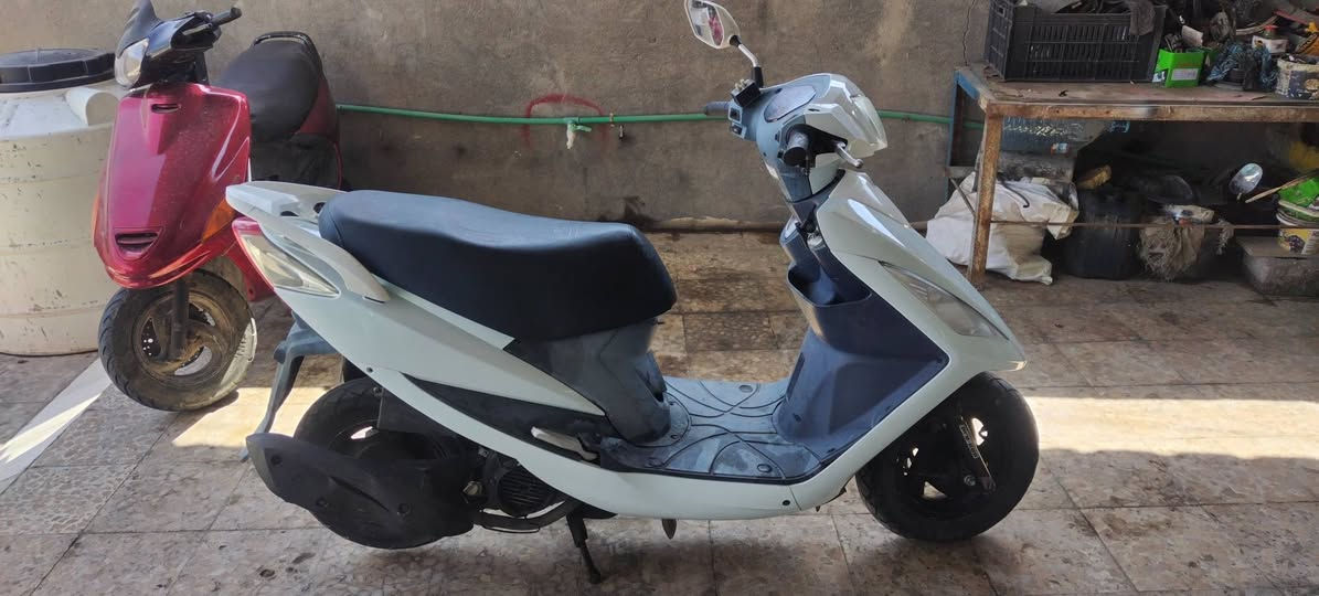 سلام عليكم دراجه سيام نوزل رمبه جديد محركها ما مفتوح كهربايات يشتغلن سعر٧٠٠ مكاني بصره شراي يتصل ***********
