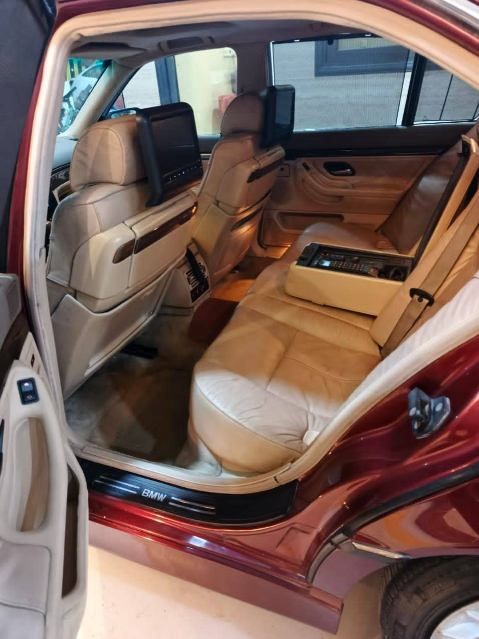 بي ام دبليو خفاش وارد خليجي 
باسمي رقم بغداد انكليزي سنوية وهزة جديدة
قبل شهر  فول مواصفات حجم 730   V8
  اصل موديل 95  محدثه 2000 بالكامل داخل وخارج بلادية  السيارة وعالفحص دبل اير باك بدون اي حادث مصبوغة عام درجة اولى نوع الصبغ ديبير هولندي بسبب الجراد على ايدي وصورها قبل الصبغ  موجودة السيارة مكفولة بلادية مفولة مواصفات حتى زراك اللايت والتلفون شغالات مكينة كير صدر امامي خلفي تخم تاير تبريد كلشي جديد السيارة جديدة بمعنى الكلمة المواصفات
‏
‏1_غرفة بيجي فول بلادية VIP داخل فول صاج
‏2_مري شفط زئبقية عاكسة للضوء فول كهرباء
‏3_كراسي جلد بلادي كهرباء كسار  16 حركة + تدفئة+خزن ميموري  4 وضعيات+ تجاوي كهرباء+ مطعم خلفي 
‏4_دبل تلفون اماي خلفي +بدالة +هوائي يعني التلفون شغال بس تخلي سيم كارت
‏5_بردات عدد 5 بلاد والخلفية كهرباء
‏6_فتحتة سقف سلايد جام
‏7_زراك لايت شغال
‏8_ حقيبة اسعافات طبية بالمقعد الخلفي
‏9_تجوة كشن خلفيVIP تلفون + تحكمات
‏10_ حساس لايقاف صعود الجام
‏11_سي دي جنجر 6 اقراص بلادي
‏12_صندوك شفط
‏13_كت البينا كامل + ويل البينا حجم  18 تو سايز
‏14_شاشات عدد 3+ سماعات وتويترات بلاد
‏15_كروز سرعة ( مثبت السرعة) 
‏16_ستيرن + جعمقة كهرباء مو عادي يعني الستيرن خفيف
‏17_دركة ستيرن صاج  VIP+ فول تحكمات 
‏18_نظام الفرامل ABS ومانع انحدار
‏19_ قفل مركزي وجام فول كهرباء
‏20_تبريد قطعتين امامي خلفي + الامامي نظام منفصل
‏21_ چكمچة عدد  2
‏22_ حساس دعامية امامي خلفي
‏23_ دبل صالنصة  
‏24_ عدة صيانة داخل غطاء الصندوك بلادية
‏25_ كامرة خلفية فول  HD

رقم صاحب سيارة ***********
