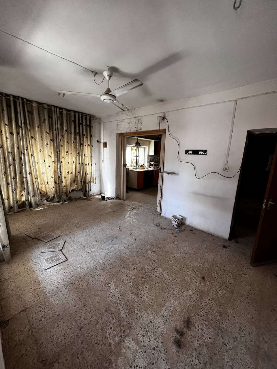 السلام عليكم
 بيت طابو صرف للبيع في البكرلي في منطقة العبودية مقابل شقق مؤسسة العين
 مساحته ٢٩٣ والواجهة ١٢م 
حاليا مؤجر ب ٤٠٠الف 
سعر المتر ٩٥٠ الف 
للاستفسار ***********
