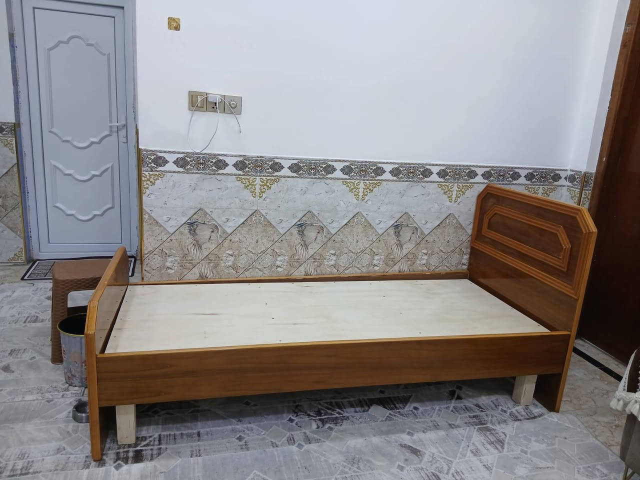 بسم الله الرحمن الرحيم
ميز تواليت وسرير شغل جديد السعر 550 الف اثنينهن شغل حطاطة 
هاتف *********** ابو نور العبيدي 
ومن الله التوفيق
