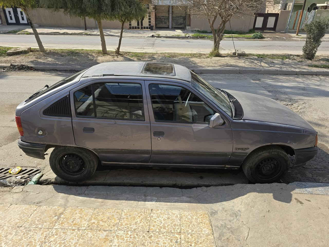 كاديت جنطة:
موديل : 91

ستيرن : بور 

قفل : مركزي 

كير : شرط 

محرك : اثر نفخ 

حجم محرك : 18 

رقم : نينوى الماني 

سنوية : عضم 

الشرعي : اني 

طخم : جديد 

صبغ : صراحه ما ادري يكولون تصليحات بس السقف شركه 

كهربائيات : فول 

تنته : شغالة فول 
السعر : تفضل خاص 
رقمي : ***********
مكاني : الموصل الجانب الايسر حي سومر
