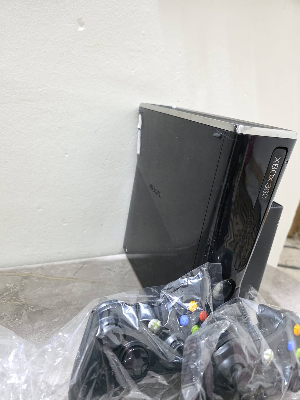 اكس بوكس 360مهكر حيل حيل نظيف نظام اروره ويحتوي على 99لعبة قويه مثل ماموضح بلفيديو ويحتوي على 2جوستك وغراضه كله بلادي شرط الفحص السعر 120وبي مجال للطيبين توصيل جميع المحافظات متوفر ***********
