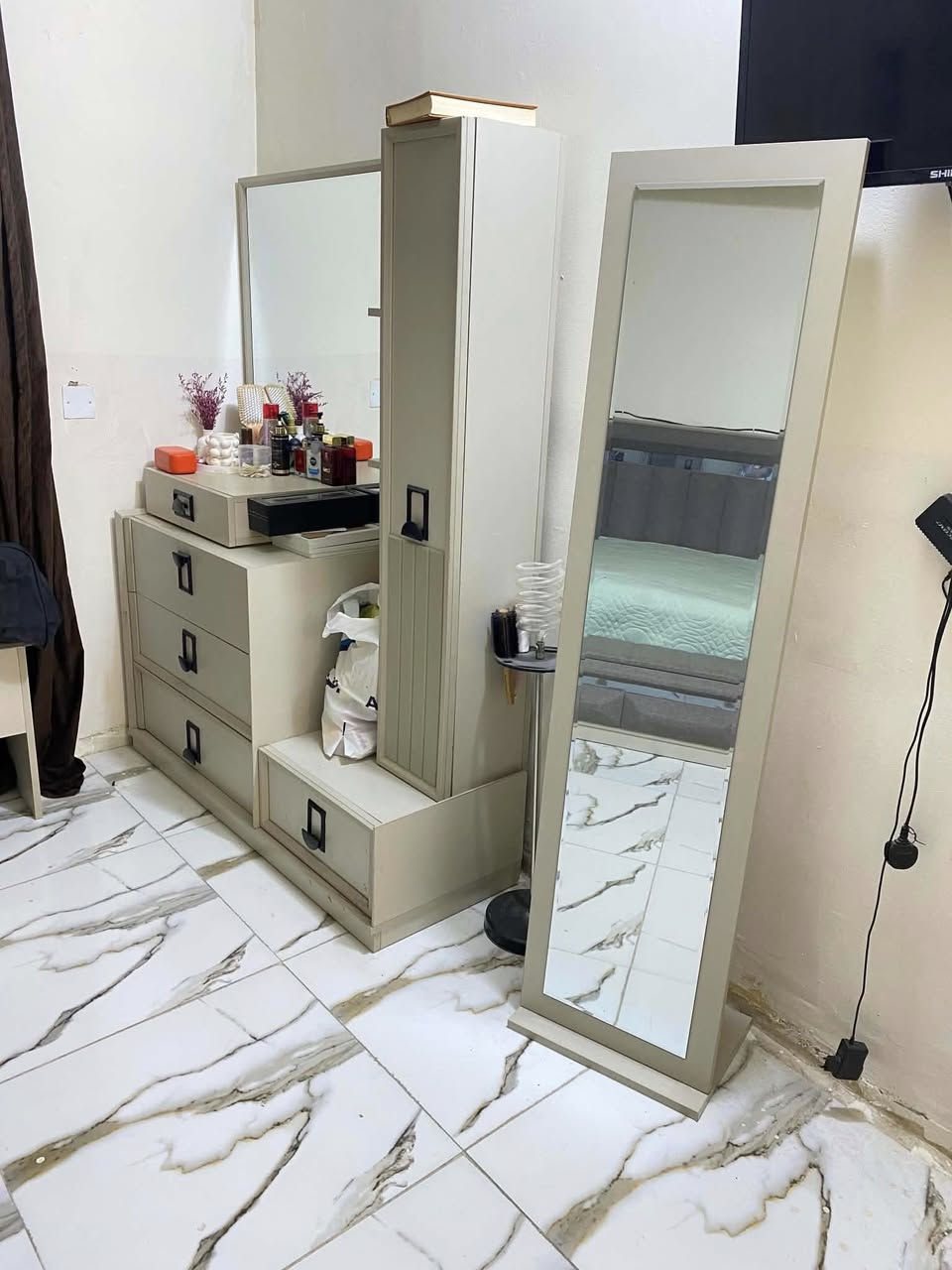 الغرفه متكونه من ٩ قطع صار سنه ونص من ماخذتها
جديده كولشي مابيها تكمه الضرر الوحيد الي بيها القاعده مال جربايه فالته ماخذتها بمليونين و٣٥٠ 
عارضتها مليون ٢٥٠ 
بيها مجال على مليون ١٥٠ 
وياها الدوشك 
بدون الدوشك بمليون
هذا


**إذا كنت صاحب هذا الإعلان وتريد حذفه لأي سبب، رجاءا أرسل رسالة إلى الدعم الفني**