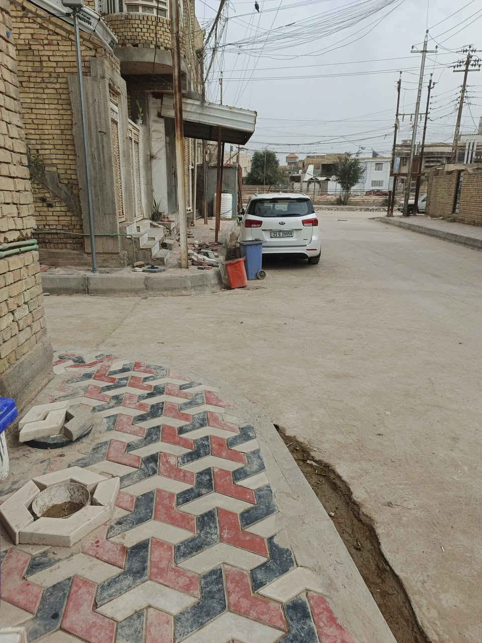 السلام عليكم 
بيت طابقين للبيع مساحته 130 متر ركن في منطقة الحاوي الجديد قرب مدرسة النهضه شارع المرحوم الشيخ تحسين علي ناصر بناء حديث كونكريت مسلح 
الطابق الاول يتكون من غرفة واستقبال وصاله ومطبخ حار وبارد صحيات داخل المنور وصحيات خارجيه ...الطابق الثاني يتكون من ثلاث غرف وصاله وصحيات ودرج للطابق الثالث وبيتونه وسطح شتايكر ...للاستفسار الاتصال ع الرقم *********** متوفر وات ساب.
