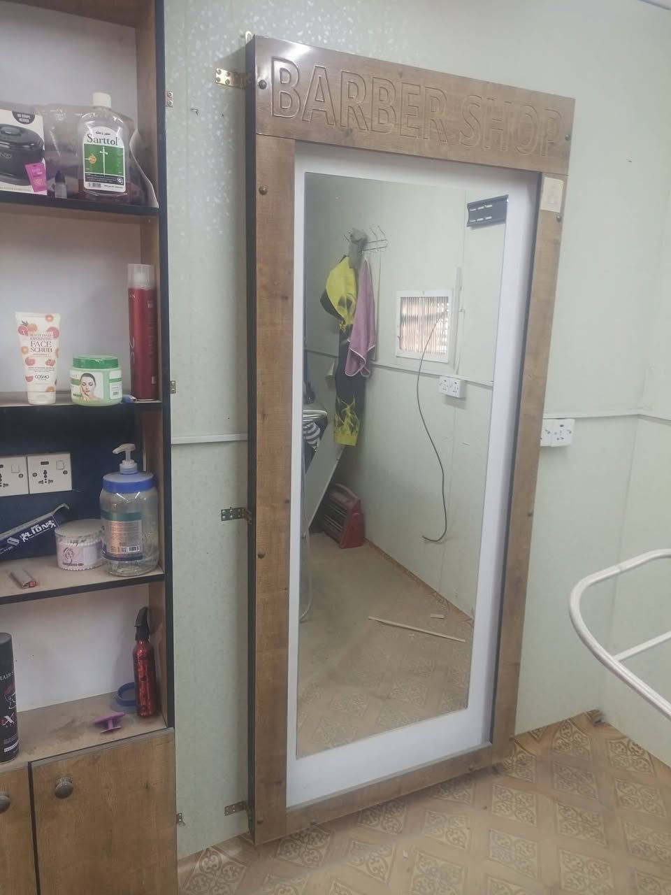 السلام عليكم مري 2 وفاترينه بعدهن جدد وكرسي للبيع عنواني بغداد الزعفرانيه قيم بل يرضي الله رقمي ***********
