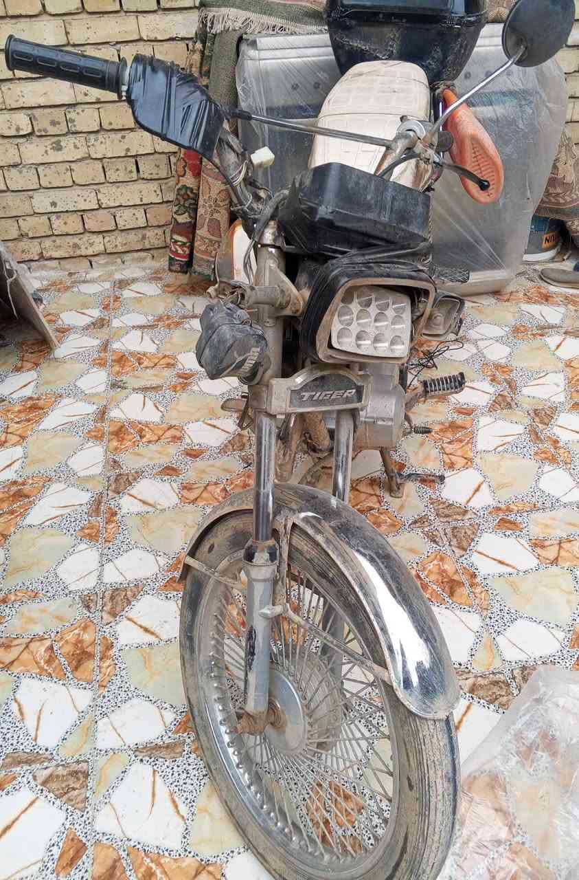 سلام عليكم ورحمه الله وبركاته من رخصت الكروب المحترم عند هاي دراجه تايكر أربعة كير  إيرانية موديل 21اوراق أصولية المنفيس مالتها موجود نقصها كهربائيات مكينه بداية تبخير لويل خلفي بي عواج شويه بس دراجة شغاله هندر واحد تشغل رايدلها ترتيب الله شاهد إني ما فارغ سعرها 350وبيها مجال للطيبن مكان بغداد الشعب حي البساتين خمسة دونم كلشي موجود بسوك رقم ***********
