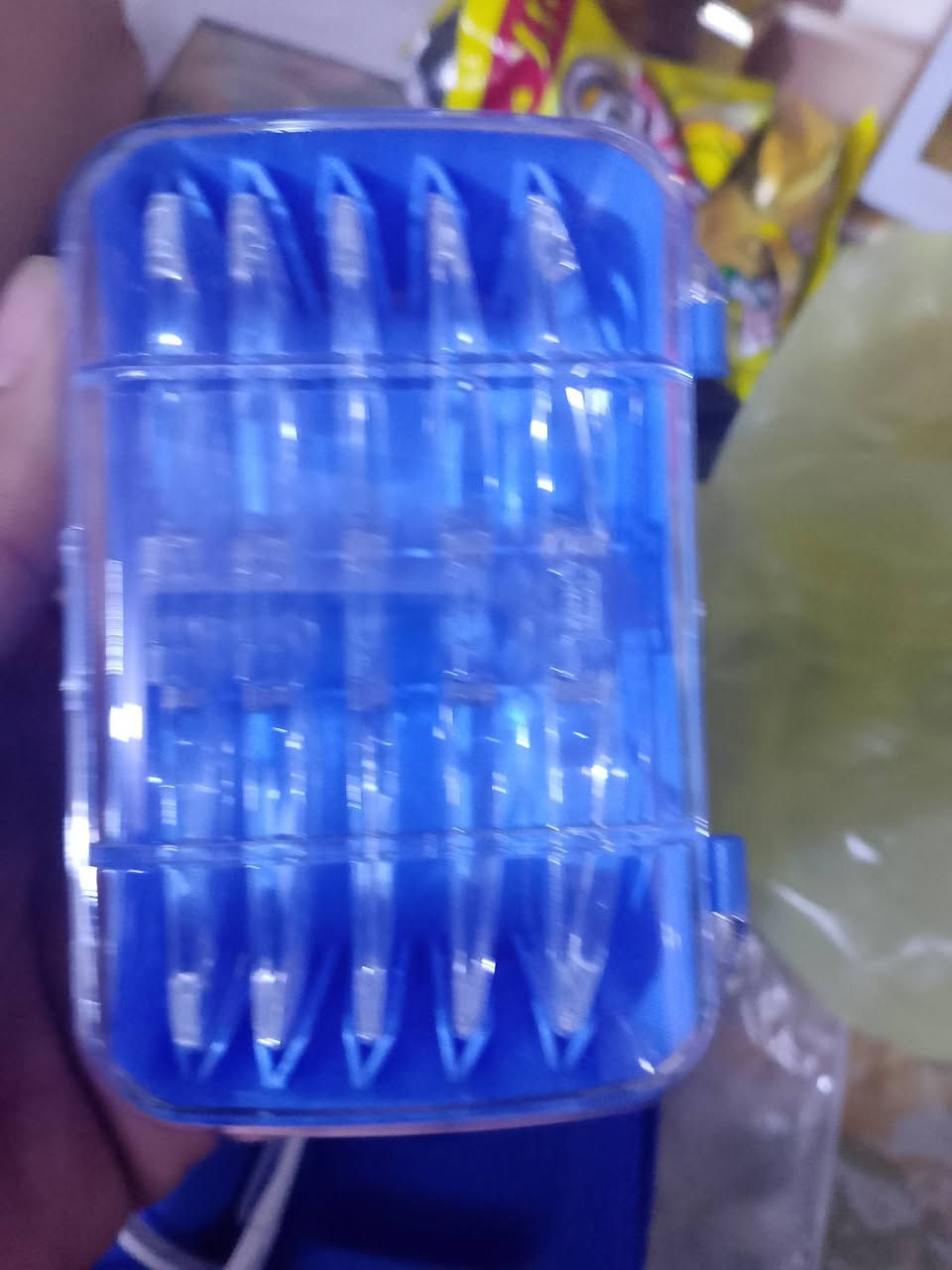 هذا مكبر للرأس يحمل عدسات قابلة للتبديل، ويشبه طراز 9892B1.السعر 15
يتضمن 5 عدسات مختلفة بقوى تكبير تتراوح من 1.0x إلى 3.5x.

يحتوي الإطار على مصباحي LED مدمجين للإضاءة، ويعمل عادةً بواسطة بطاريات AAA.

يمكن ارتداؤه مثل النظارات أو باستخدام عصابة رأس مرنة قابلة للتعديل لراحة أكبر. [1, 2, 3, 4, 5, 6]

هل تريد المساعدة في العثور على طريقة استخدام محددة لهذه العدسات أو البحث عن قطع غيار لها؟

قد يعرض الذكاء الاصطناعي معلومات غير صحيحة


**إذا كنت صاحب هذا الإعلان وتريد حذفه لأي سبب، رجاءا أرسل رسالة إلى الدعم الفني**