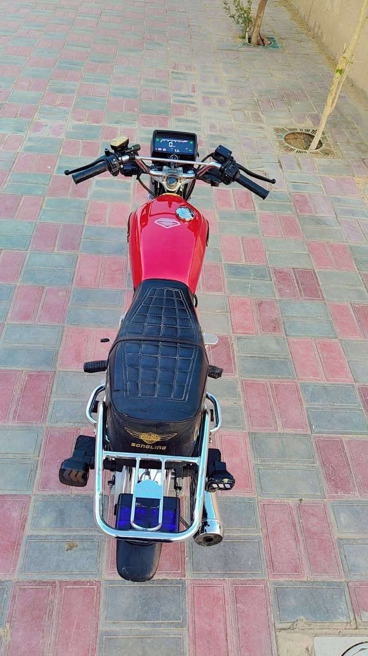 السلام عليكم 
دراجه سيفان موديل 2025 دراجه مكفوله من كلشي ونضافه اوراق سكنر 
مكان الدراجه بكربلاء السعر 750 وبيه مجال حك الجيه 
للاستفسار الاتصال بالرقم ***********
