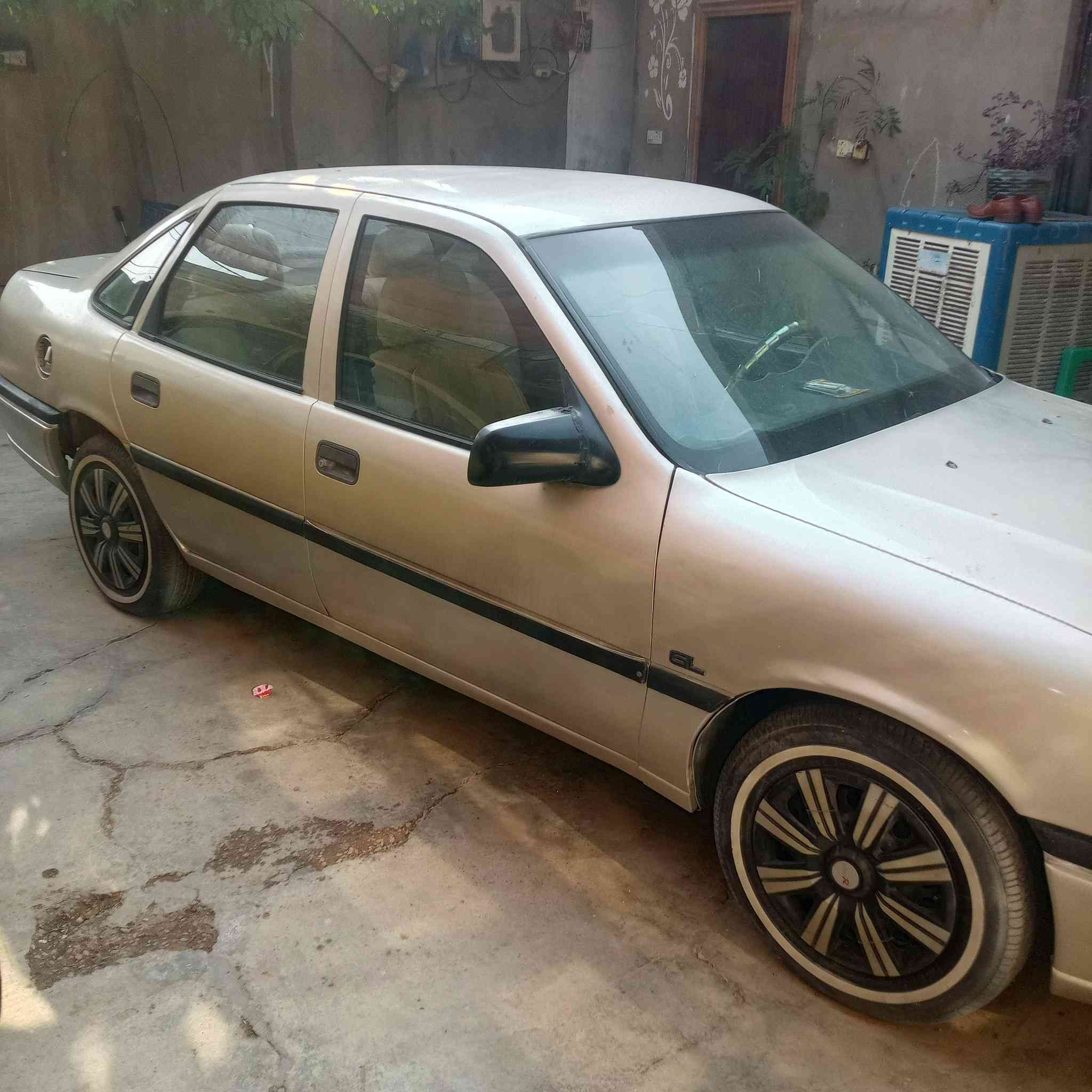 سياره اوبل فيكترا موديل 93 قايش عريض محرك گير گشر بل شرط مكان السيارة كركوك حي  العروبه ***********     ***********.     السعر 43 اوبي مجال
