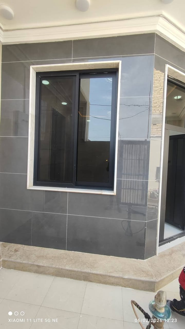 خلفه سيراميك متفرغ حالين
علمتر فقظ. و  عدك قطعه اخذه مقاوله  اطيك بيت مفتاح 🔑 هم. وهذا شغلي كدامكم. ***********  بيه وتساب
