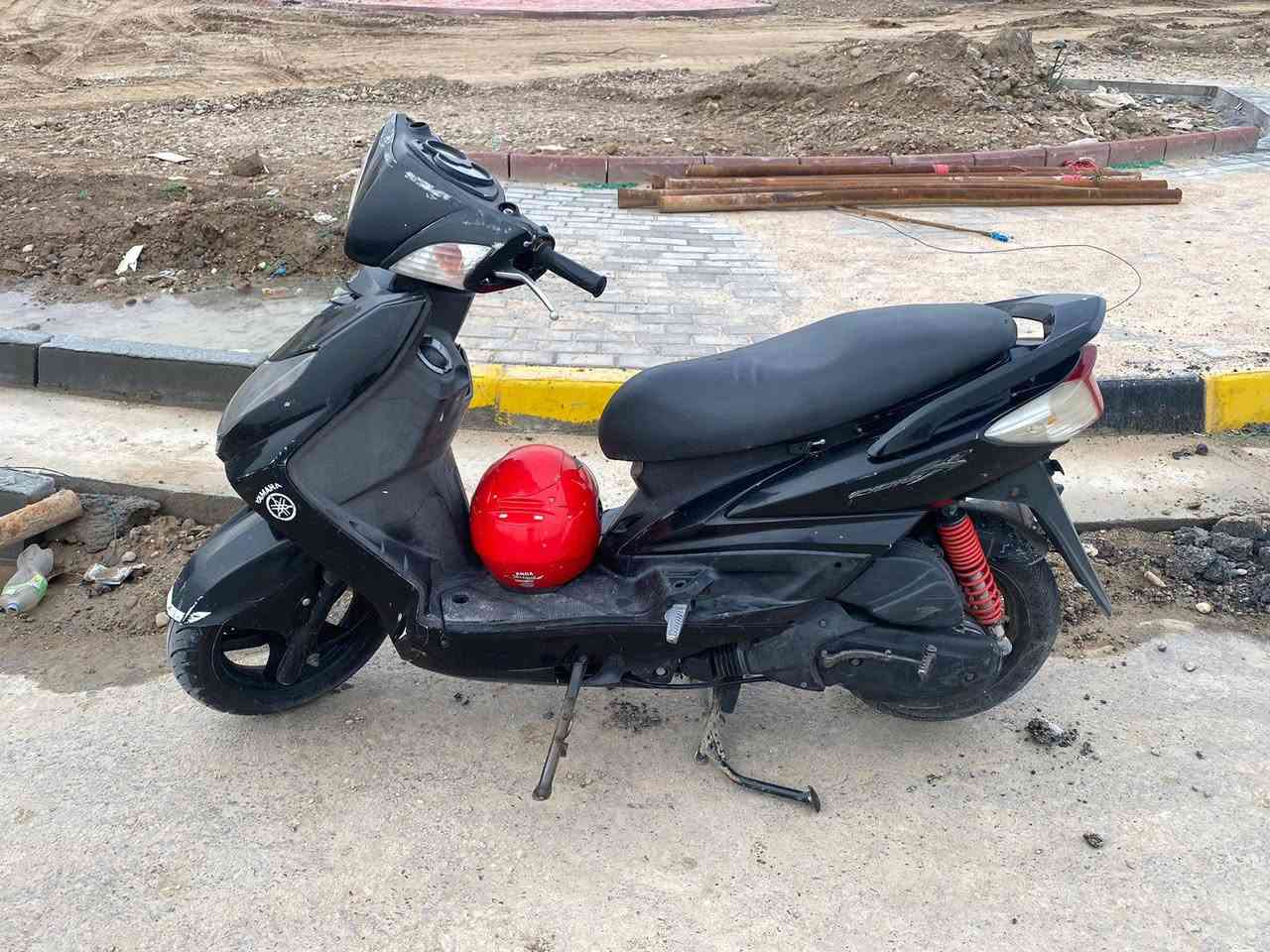 السلام عليكم دراجه سكنس فحل للبيع نوزل دراجه كامله كهربائيات سلف لايتات بس نقصهة اشاير السعر ب٩٠٠ وبيهة مجال ‏‪***********‬‏
