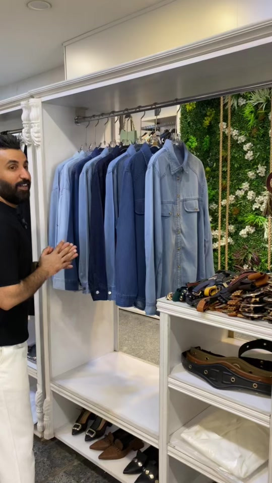 هذا القميص راح يصير أكثر قطعة تلبسيها يومياً  💫 . القميص الجيز وصل  بموديلات مختلفة ىكل موديل لونين .. تعالي  خلي نشوفه سوا !! ونشوف شنو سعره وقياساته 🌝 .. .. سعر التوصيل 5 الاف دينار  بغداد وكل المحافظات  . العنوان : بغداد الدورة سوق الاثوريين شارع نادي المجتمع العائلي رقم الهاتف ***********___*********** . . . . . . #ملابس #ازياء #اكسبلور 
