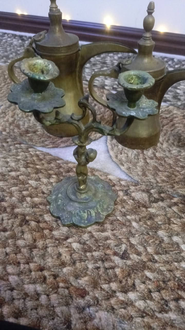 هاذا دلات قهوه انتيكه قديم و شمع دان كذالك السعر 300 وبيه مجال مكاني بسماية رقم  الهاتف *********** وتساب
