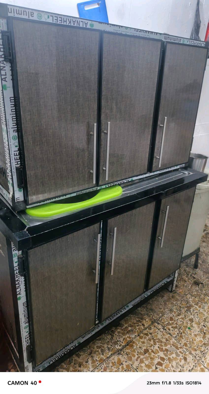 كاونتر مطبخ بجودة عالية مصنوع من الألمنيوم، يمتاز بالمتانة والمظهر العصري. يتكون من عدة أبواب لتوفير مساحة تخزين واسعة للمطبخ. التصميم الأنيق يناسب جميع الديكورات المنزلية.