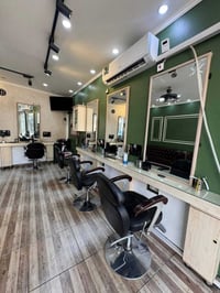 غراض حلاقه مستعملة للبيع للتفاصيل اكثر يرجى تواصل واتساب 07703669996