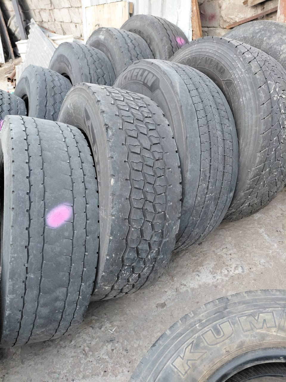 السلام عليكم تايرات باله للبيع حجم ٢٢ ونص ٣١٥ مكاني بغداد حي العامل قرب الحي الصناعي يم البيت الصيني وهذا رقمي ***********
