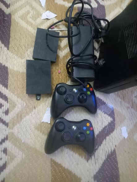 السلام عليكم شباب اكس بوكس الله شاهد نضيف مابي شي يدات اصلي كامل بس شغل ولعب وياه ٣ هاردات الله شاهد هاردين اشتريتهم ب ٤٠ والعاب يخبل سعر ٩٠ الف مكاني بغداد المشتل ***********
