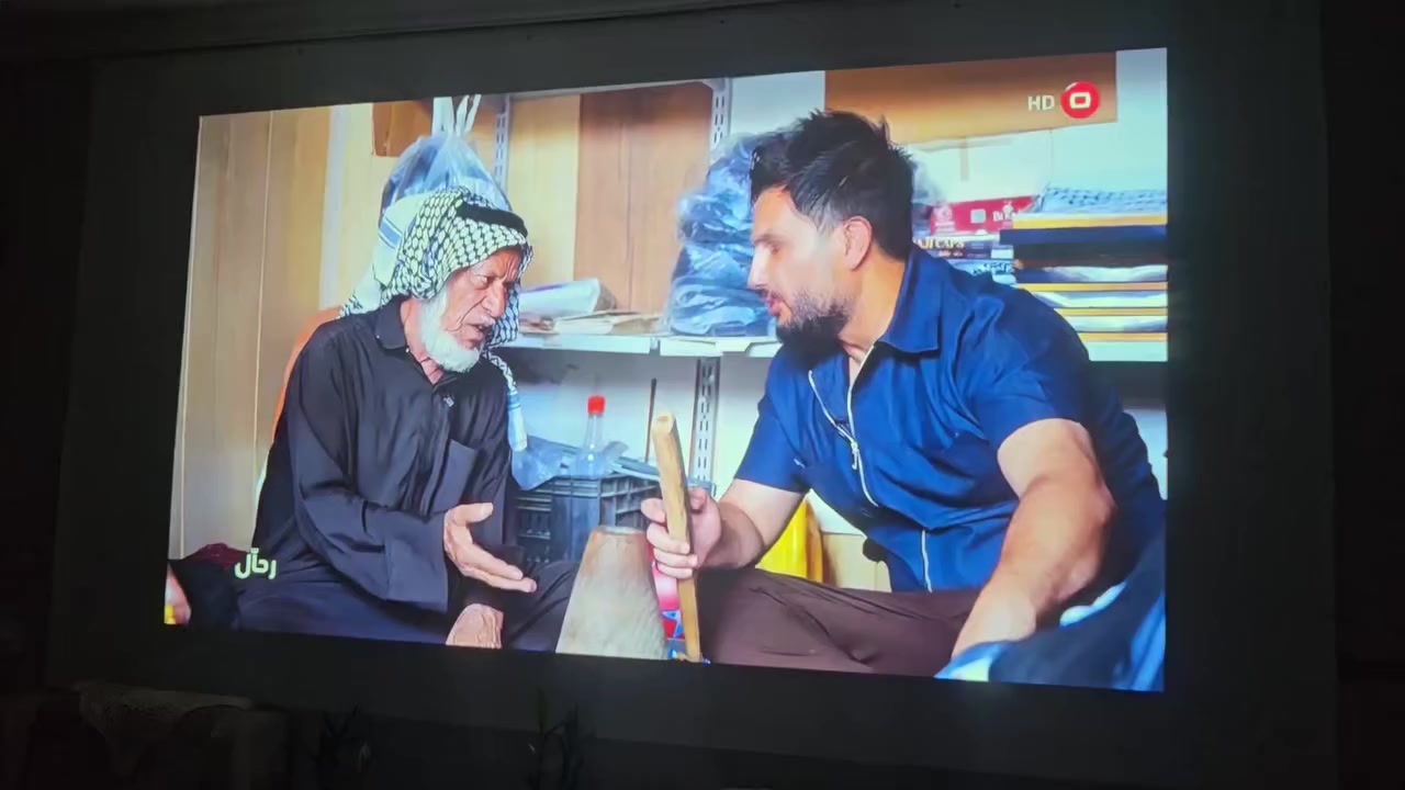 نوع VEVSHAO، وبالتحديد الموديل A25.
يعمل بنظام أندرويد ويدعم واي فاي، مما يجعله ذكياً وقابلاً للاتصال بالإنترنت. 

يوفر دقة عالية تبلغ 1080 بكسل مع دعم تشغيل فيديو بدقة 4K وتجربة ثلاثية الأبعاد. 

يتميز بسطوع يصل إلى 1200 ANSI لومينز ونسبة تباين 18000:1 لتجربة بصرية واضحة. 

يعتبر جهازاً محمولاً مناسباً للترفيه المنزلي، الاجتماعات المكتبية، والتعليم.


**إذا كنت صاحب هذا الإعلان وتريد حذفه لأي سبب، رجاءا أرسل رسالة إلى الدعم الفني**