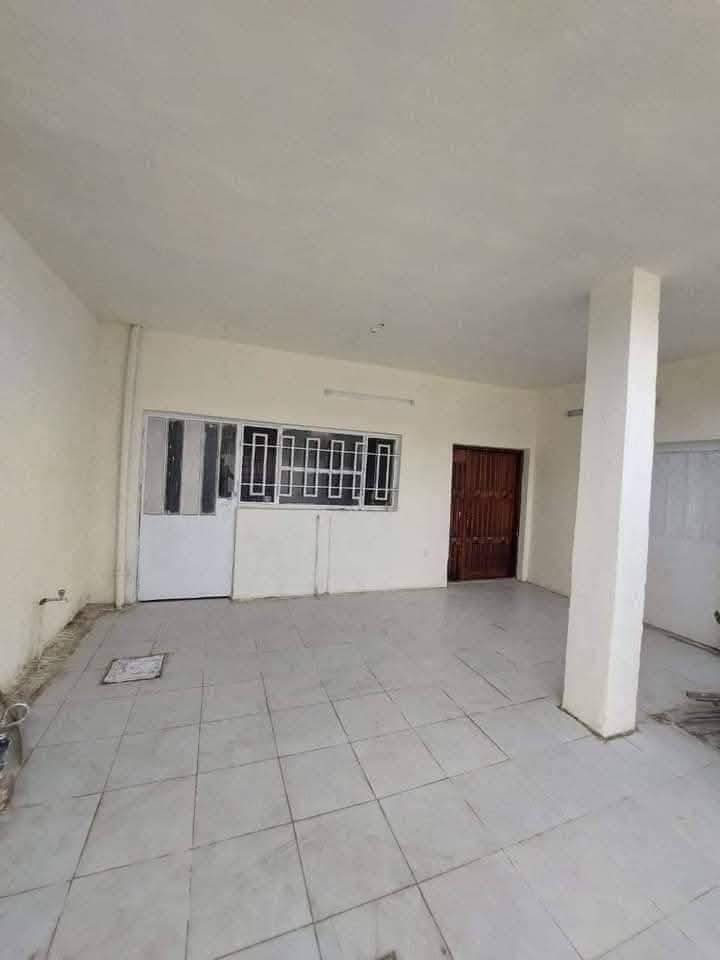 سلام عليكم دار مسلح للبيع مساحة ١٦٢،٥ متر واجهه ١٠وربع متر   (للبيع كامل او قطع ١٠٠ متر واجهه ٦ متر ) طابوصرف  يحتوي على كراج وصاله ومطبخ  فوك وجوه ومنور وخدمات ويحتوي على (سبعة غرف نوم) وسطح موقع ممتاز وشارع عريض  سند مستقل والدار فارغ وماكو مقابيله بيوت  بسعر الأرض العنوان بغداد منطقة القاهره خلف تانكي الماء قرب متوسطة الفتوه للاستفسار رقم ***********
