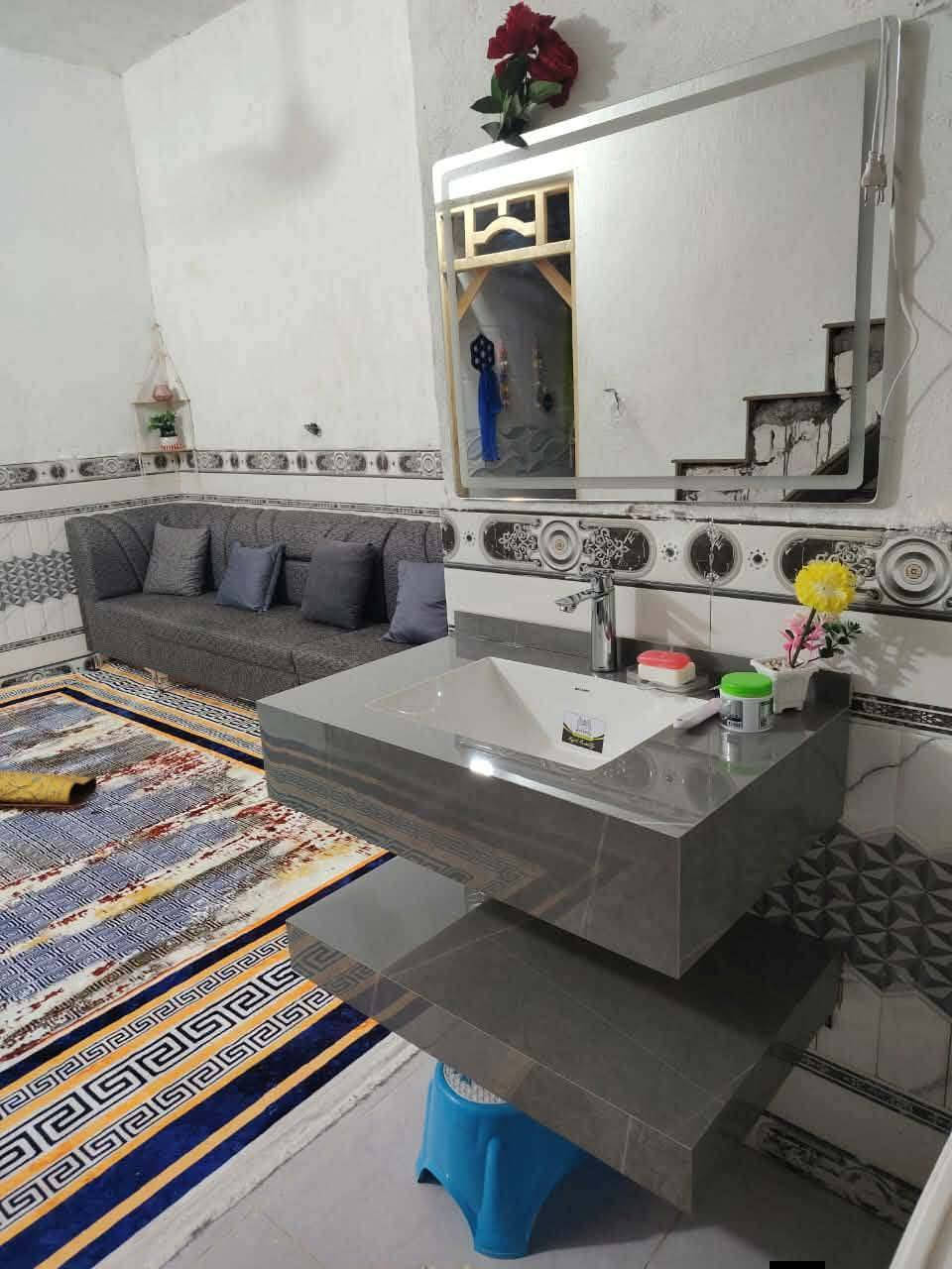 السلام عليكم بيت رقم مساحته 100متر مربع ركن قريب ع بيت شعوري مكان الجبيسه بناء بلوك عكاده البيت يحتوي على غرفة نوم +صاله مع صحيات واستقبال معزول سعره30 مع مجال كلش بسيط *********** ///***********
