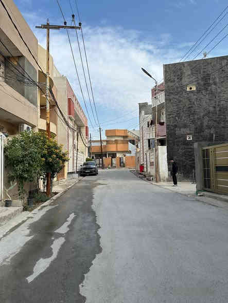 دار للبيع حديث الموقع بعقوبة السراي خلف قاعة فينوس للاعراس قريب على سوق بعقوبة
 طابو زراعي ملك صرف على القرار( ٢٥ )
المساحه( ١٠٧ ) متر  🔺️ واجهه  (٦.٣٠ ×  ١٦.٣٠) متر
الطابق الارضي يتكون من غرفة نوم وصالة واستقبال ومطبخ وصحيات داخلية وخارجية وكراج صغير ☘️ 
الطابق الثاني غرفة نوم صغيرة وصحيات مع سطحين 
الدار سقوف ثانوية ويحتوي على منظومة كاميرات الشارع مقفول والمنطقة خدمات مجاري وتبليط 🍀🌿 
السعر (١٤٠ ) مليون وبي مجال للشراي 🍀
يوجد امام الدار كراج سياره 🌿
للاستفسار مع مكتب المصطفى للعقار ☎️
 موقع المكتب ⬅️ مدخل العزات مجاور اسواق نوتيلا الغذائية 🛒 او التواصل على الماسنجر او الواتساب على الرقم *********** 📞📞
