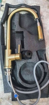 خلاط سنك مطبخ قطعة اصليه لون ذهبي سعرها 50الف مع التوصيل  التواصل 0778...