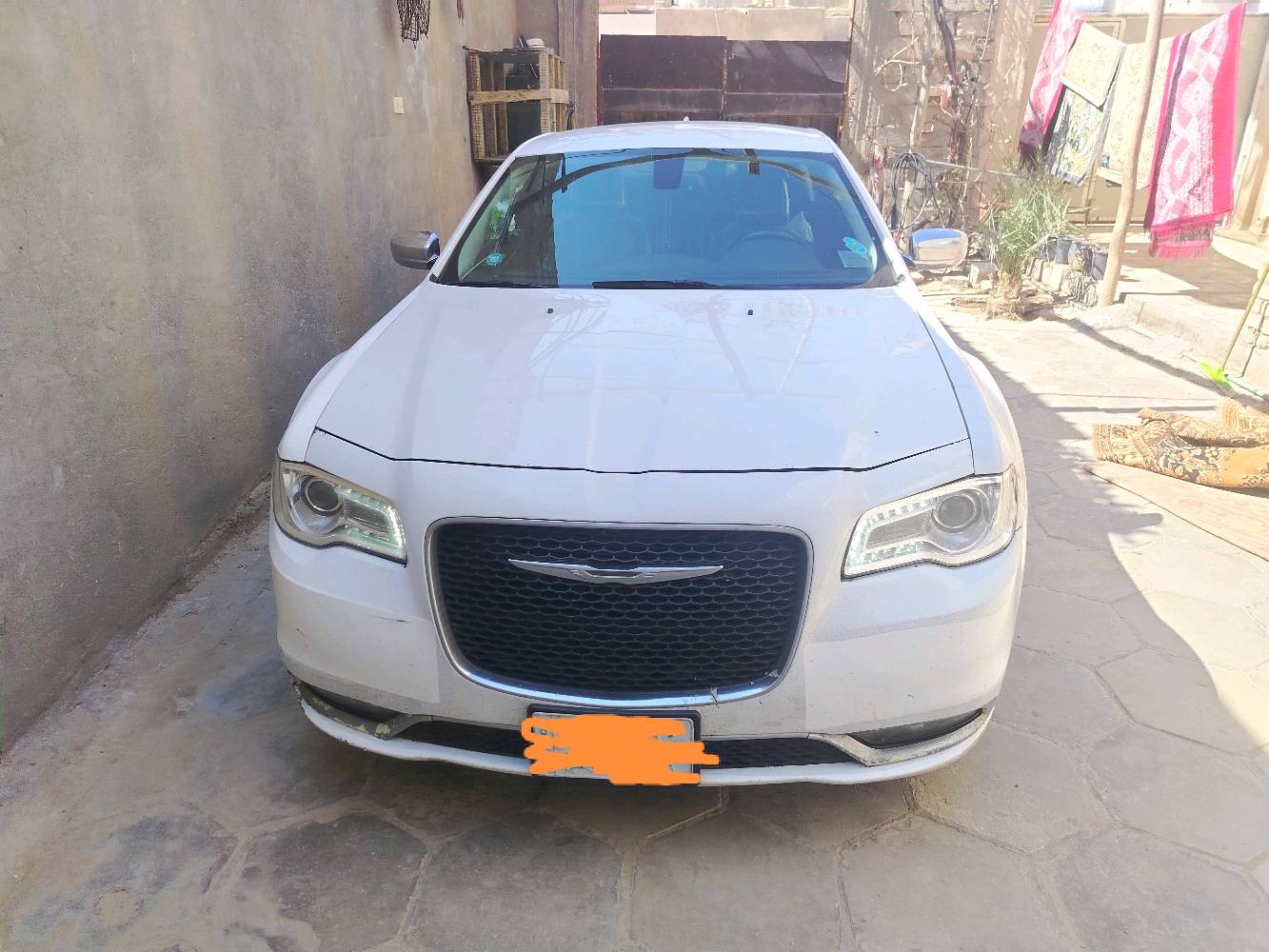 السيارة المعروضة هي سيارة اوباما فخمة بيضاء اللون بحالة جيدة جداً. تتميز السيارة بمقصورة داخلية مغطاة بالجلد الأسود ومجهزة بشاشة معلومات وترفيه، كما توجد ميزات تحكم متعددة تشمل تكييف هواء ومشغل راديو. الإضافات الداخلية تشمل دنغم ومساند رأس مغطاة بالبلاستيك للحماية. السيارة متوفرة للبيع الآن لمن يرغب في امتلاك سيارة مريحة وفاخرة لأغراض التنقل اليومية أو الرحلات الطويلة.