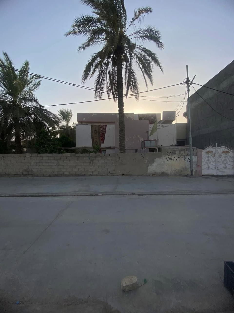 سلام عليكم الدار للبيع  مساحته 300متر 
عرض 20 متر ونزال 15 ركن صاير 
طابقين الاول استقبال +هول +غرفه نوم 1 +ومطبخ بارد وحراري +صحيات+ معه حديقه مبنيه محلات عدد 2 الطابق الثاني غرفتين نوم + وبيتونه +صحيات 
* موقع البيت حي العروبه جاي من فلكه انس الشارع اليوديك عل سفينه وجه عل شارع 
البيت بسمي مو ورثه &&&
 ملاحضه : الصوره الي مخطط بيه بل ابيضّ هاي تكدر تاخذه من الدوله  
الاستفسار عل ارقام /مامتواجد عل فيس 
***********
 ***********@
