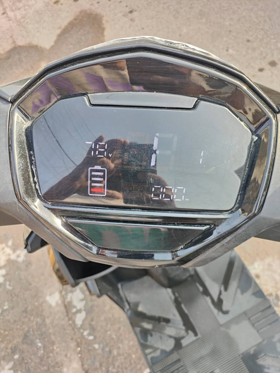 السلام عليكم للبيع دراجة شحن سكنس بطاريات كرافين
هديه وياها خوذه وقناع
1 _ نظام البك R +نظام الامان P 
2_ملف 2000W+سرعه ٦٠ حقيقي +٣سرع
3_لايت  زنون عالي  ناصي + اشاير يمنه ويسره
4_نظام سرقة
5_سويج عدد 2+بصمة عدد 2 + كارت تشغيل NFC
6_بطاريات عدد6 كبار كرافين مسطره جديدات انتاج 2026
7_تشغيل عن بعد 
8_ دراجه ثكيله رزنه بلمشي السريع 
الدراجه كلش جديده مصارلها شهرين عندي مابيها لا طخه ولا شخطه حاطها مال بيت
السعر ٨٣٠ وبيها مجال بسيط 

  الرقم الهاتف/ ***********  واتساب 

 العنوان /البياع
