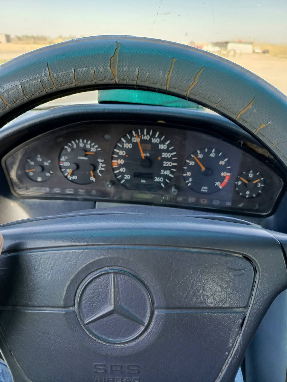 سلام و عليكم مرسيدس للبيع او مراوس  موديل 92 كير مكينه بطه 3000 محرك بداية صرف تخم تاير جديد صدر امامي خلفي جديد  سياره مصبوغة عام للجماليه سعر 55 وبيها مجال  سنويه 2030 متواجد واتساب رقم الهاتف ***********
