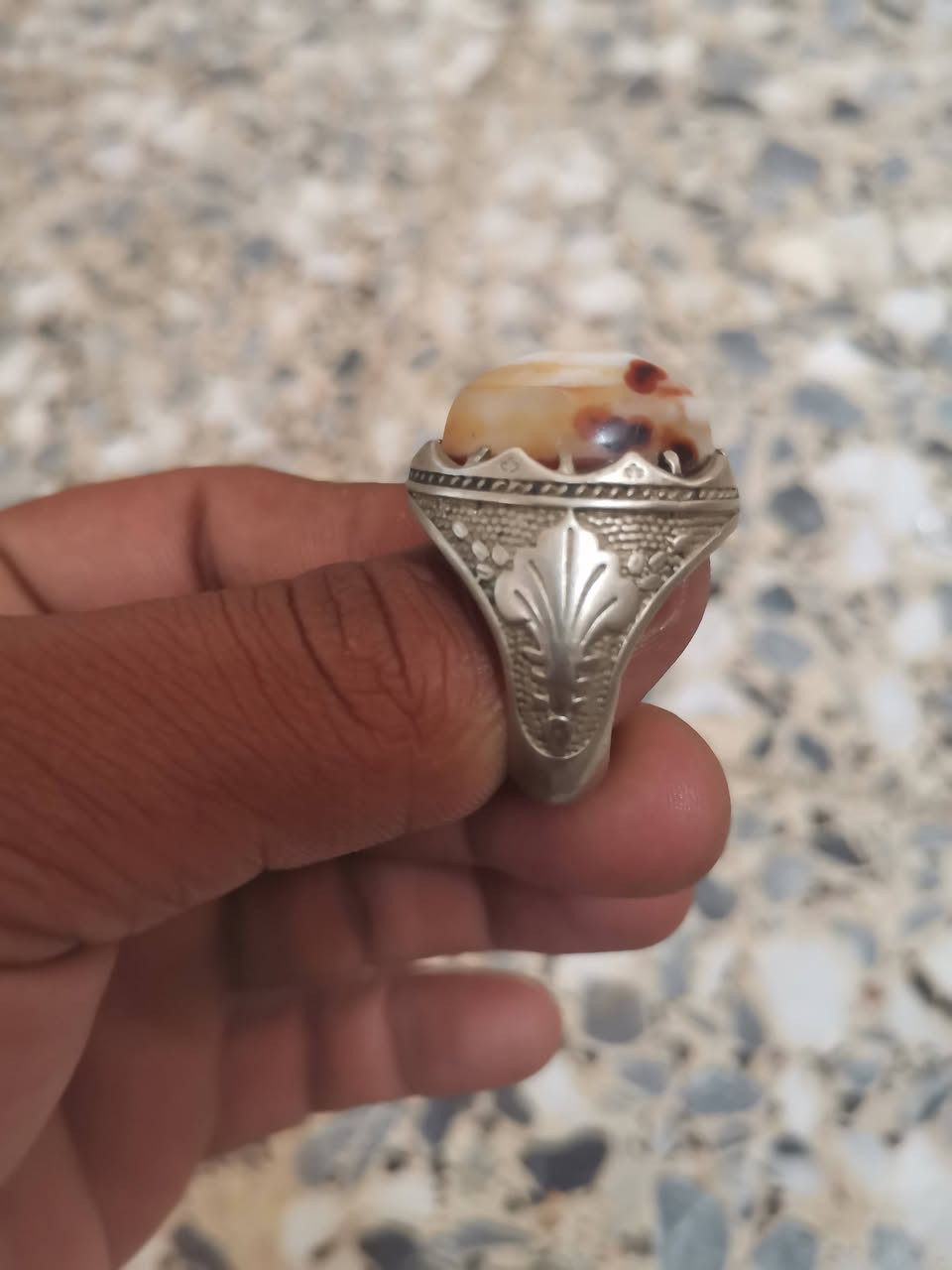 ألسلام عليكم خاتم للبيع فضه اصلي ختم 925 ولحجر جزع بقري دموي) وثاني رضوي) يعني ثنينهن حلوات اثنينهن سغرهن ٧٠ الف) وهذا رقمي ***********
