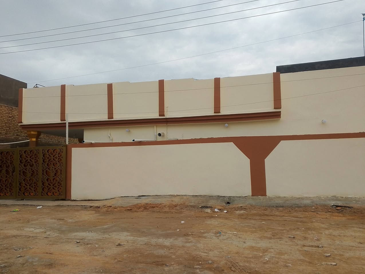 الهم صلي على محمد والي محمد
سلام عليكم
يوجد دار للبيع مساحه 200 متر موقع حي معلمين على طريق سيد ابراهيم قرب جامع غني الحميد يحتوي على غرفتين نوم +استقبال+مطبخ+صاله+كراج سياره +حمامات داخليه و خارجيه 
سعر خاص رقم الهاتف ***********
