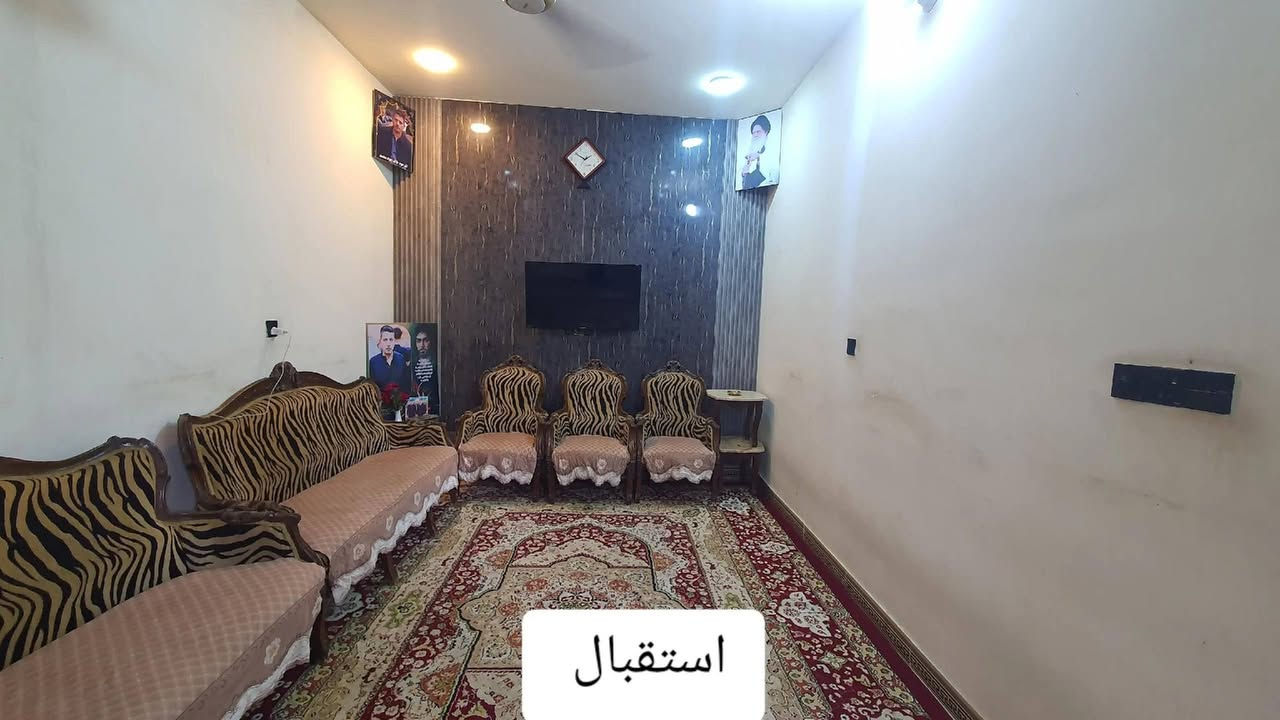 السلام عليكم ورحمة الله وبركاتو نصف قطعة أمامية للبيع طابقين بناء حديث 2023 طابق الأول يحتوي على طارمة وصحيات خارجية واستقبال معزولة ومطبخ بارد وغرفه نوم ومطبخ حار والطابق الثاني يحتوي على ثلاثه غرف نوم كاملة وحمام سويت وحمام عادي العنوان الشعلة قطاع السابع مقابيل مدرسة البحرين السعر خاص / رقم الهاتف ***********
