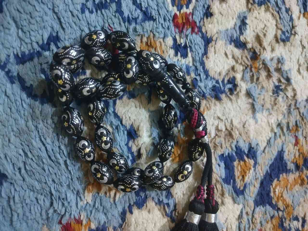 ماعندي توصيل بدايه.. السبح موجوده بالبصره واتساب ***********
كهرب ناعمه بيها خرزه مكسوره 
نارجيل سوده هلالين ونجمه بيها نقص خرزه 
نارجيل قديمه السعر 100كلهن
